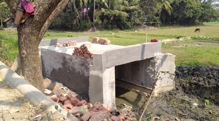 রাস্তা ছাড়াই কালভার্ট: মেম্বার বললেন, ‘বিল হয়ে গেছে, নিউজ করে লাভ নেই’